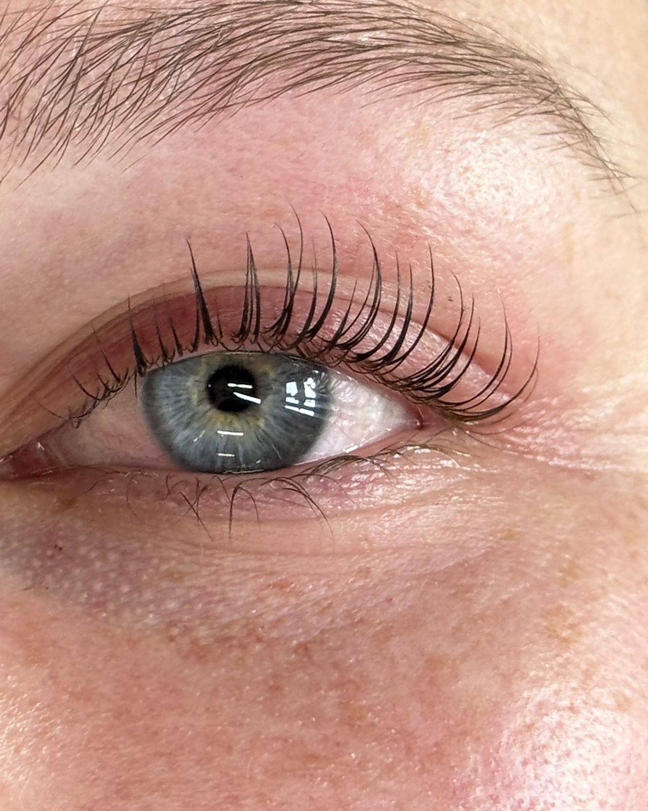 Wimpers na een Korean lash lift met tint